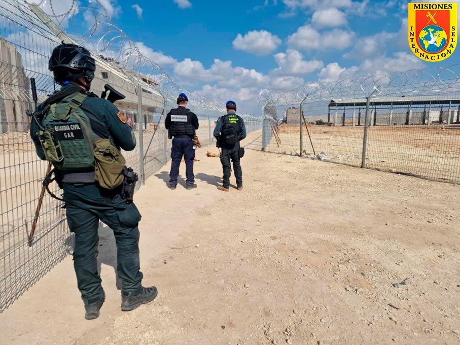 Agentes de la Guardia Civil desplegados en el paso de Rafah, en la frontera entre Gaza y Egipto, durante la misión internacional de EUROGENDFOR en 2025.