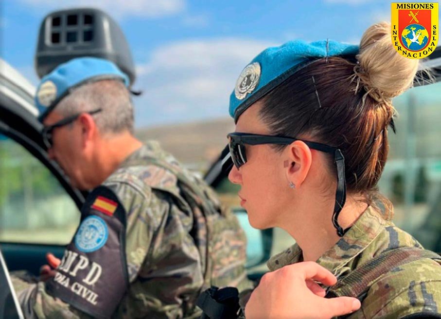 Guardias civiles de la Unidad de Policía Militar de la misión UNIFIL realizando un control de alcoholemia a un militar en Líbano.