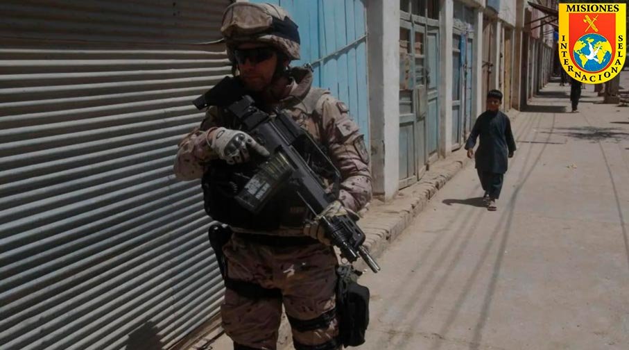 Guardia civil español patrullando las calles de Qala i Naw durante la misión en Afganistán.