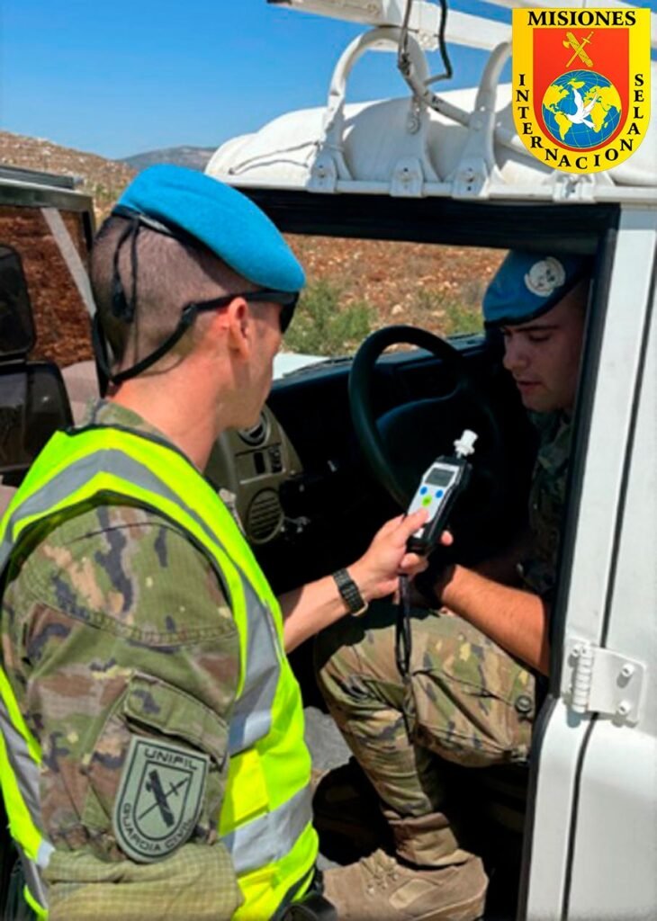 Guardias civiles integrados en la misión UNIFIL en Líbano durante una formación y acto institucional.