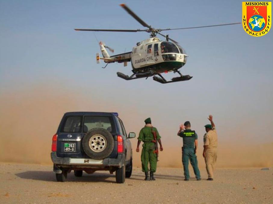 Helicóptero BO-105 del Servicio Aéreo de la Guardia Civil desplegado en Mauritania junto a efectivos de la Gendarmería mauritana.