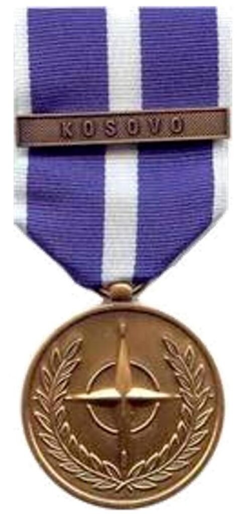 Medalla conmemorativa de la misión KFOR de la OTAN en Kosovo en la que participó la Guardia Civil española.
