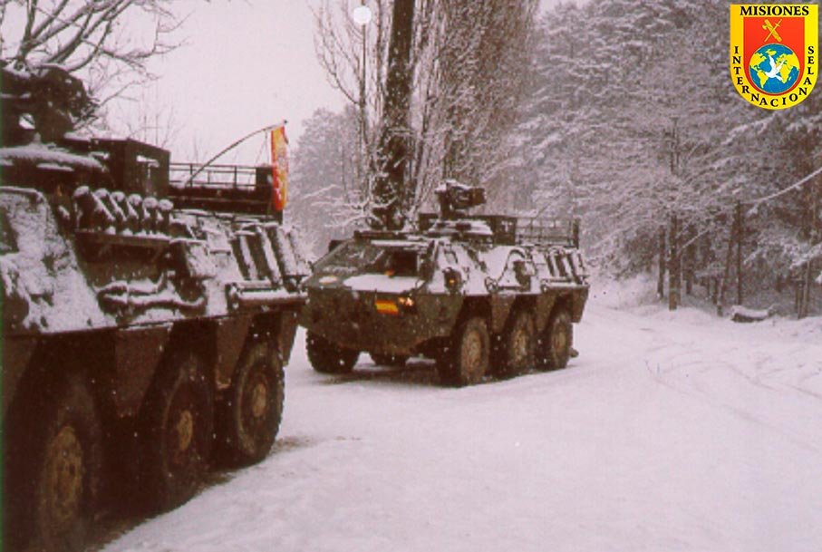 Vehículos blindados y militares españoles desplegados en Kosovo durante la misión KFOR de la OTAN.