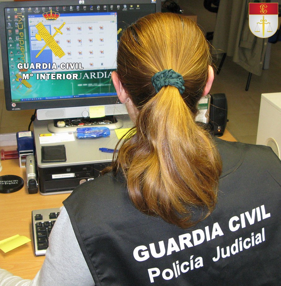 Agente de Policía Judicial de la Guardia Civil trabajando en su ordenador