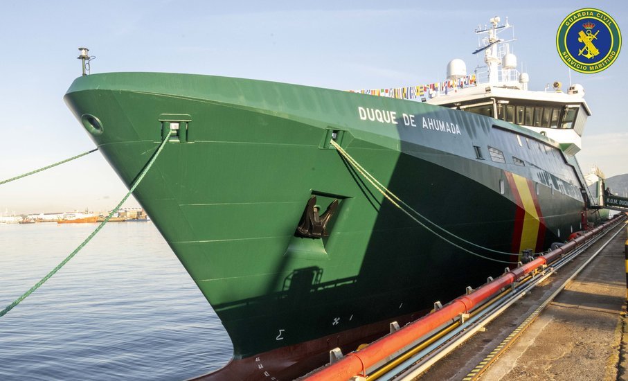 Buque oceánico Duque de Ahumada de la Guardia Civil navegando en mar abierto