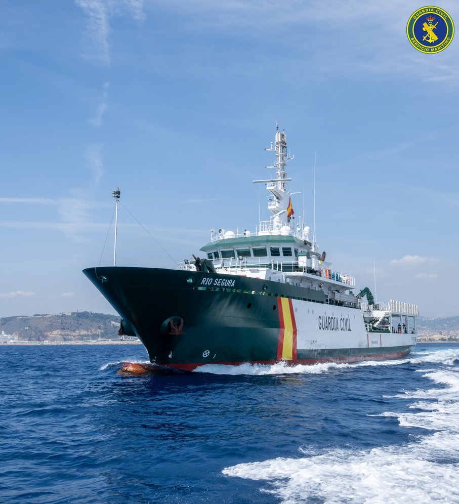 Buque oceánico Río Segura de la Guardia Civil navegando cerca de la costa
