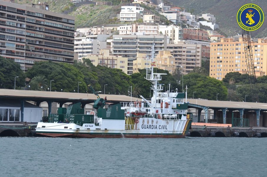 Buque oceánico Río Tajo de la Guardia Civil atracado en un puerto