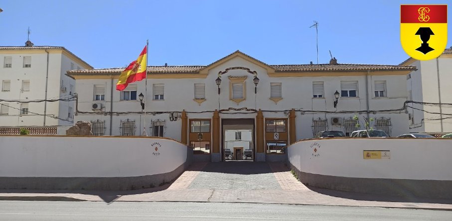 Fachada de un cuartel de la Guardia Civil con la bandera de España en la entrada