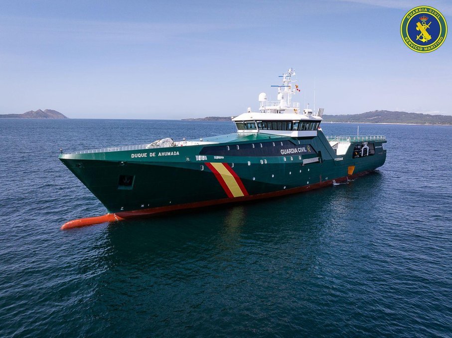 Proa del buque oceánico Duque de Ahumada atracado en puerto y engalanado con banderas