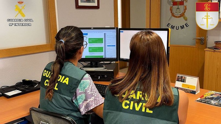 Dos agentes del Equipo Mujer-Menor (EMUME) de la Guardia Civil trabajando ante sus ordenadores en la oficina del equipo
