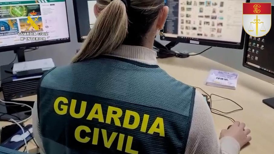 Agente de la Guardia Civil trabajando ante varios ordenadores durante una investigación