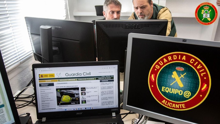 Agentes del Equipo @ de la Guardia Civil de Alicante trabajando ante varios ordenadores