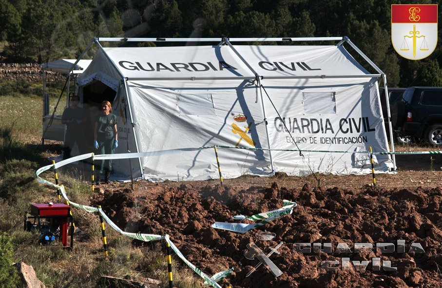 Tienda del Equipo de Identificación de la Guardia Civil instalada en un escenario acordonado
