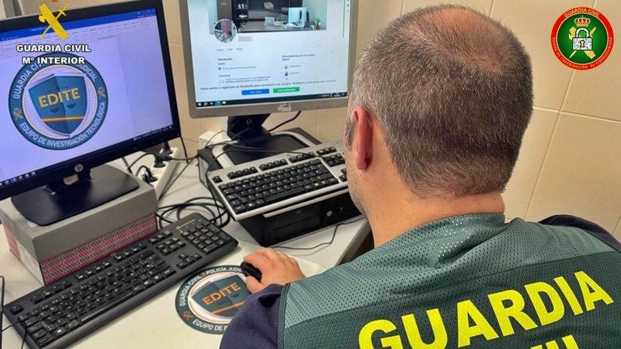 Agente de un Equipo de Investigación Tecnológica (EDITE) de la Guardia Civil trabajando en su ordenador