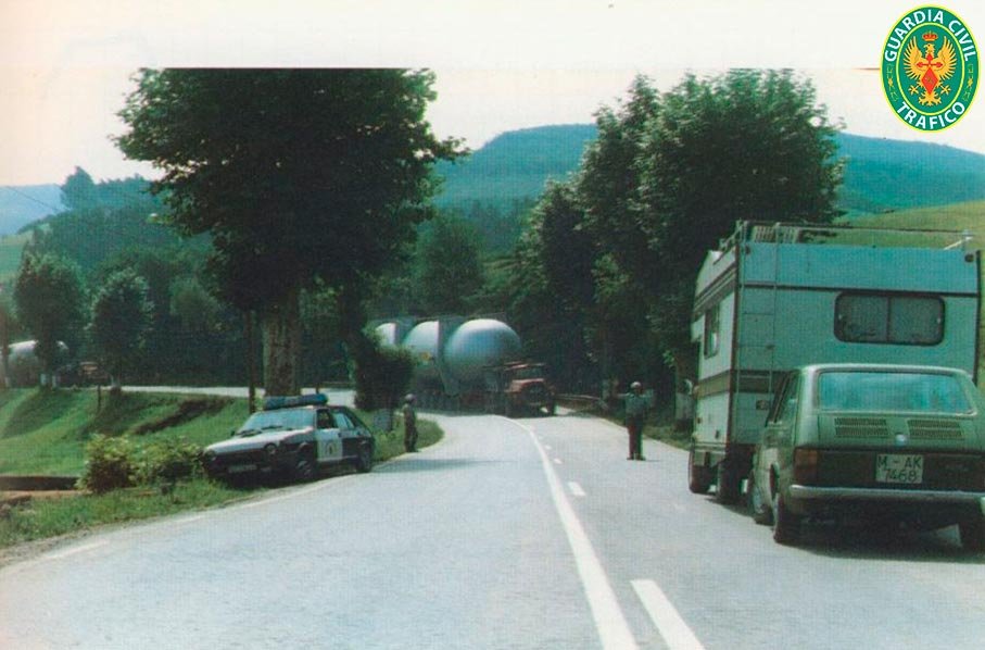Guardia Civil de Tráfico regulando la circulación al paso de un transporte especial de grandes depósitos en los años 80