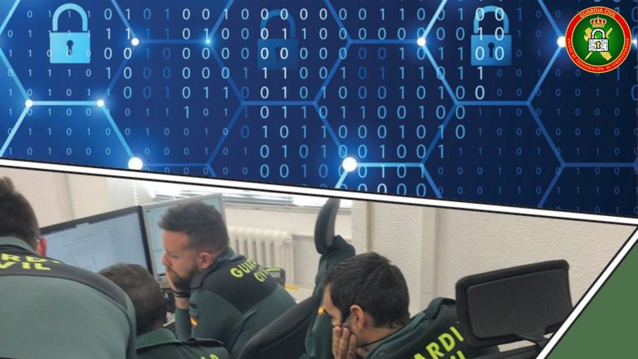Guardia civil analizando en su ordenador un gráfico de conexiones de red