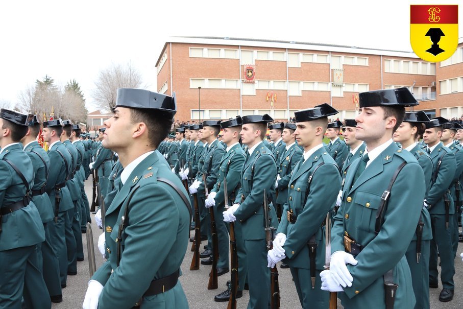 Dos guardias civiles revisando documentación ante un ordenador en un despacho