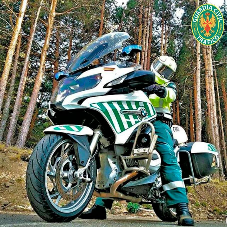 Motocicleta BMW de la Agrupación de Tráfico de la Guardia Civil con su agente en un pinar