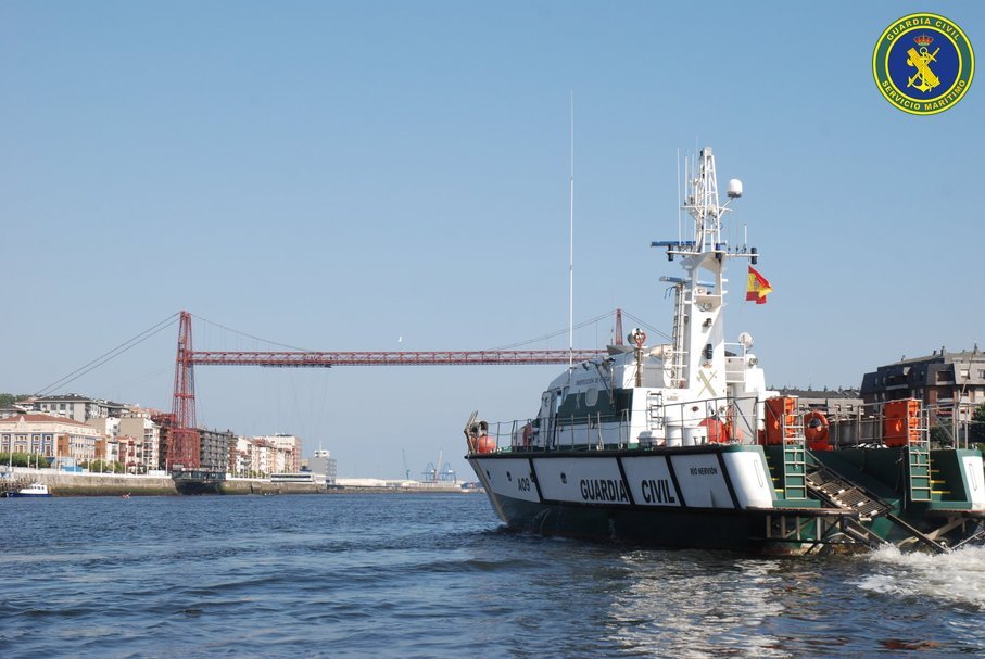 Patrullera Río Nervión de la Guardia Civil navegando en la ría de Bilbao junto al Puente Bizkaia