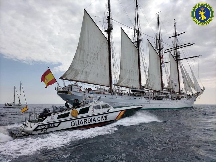 Embarcación Río Ulla de la Guardia Civil escoltando al buque escuela Juan Sebastián de Elcano