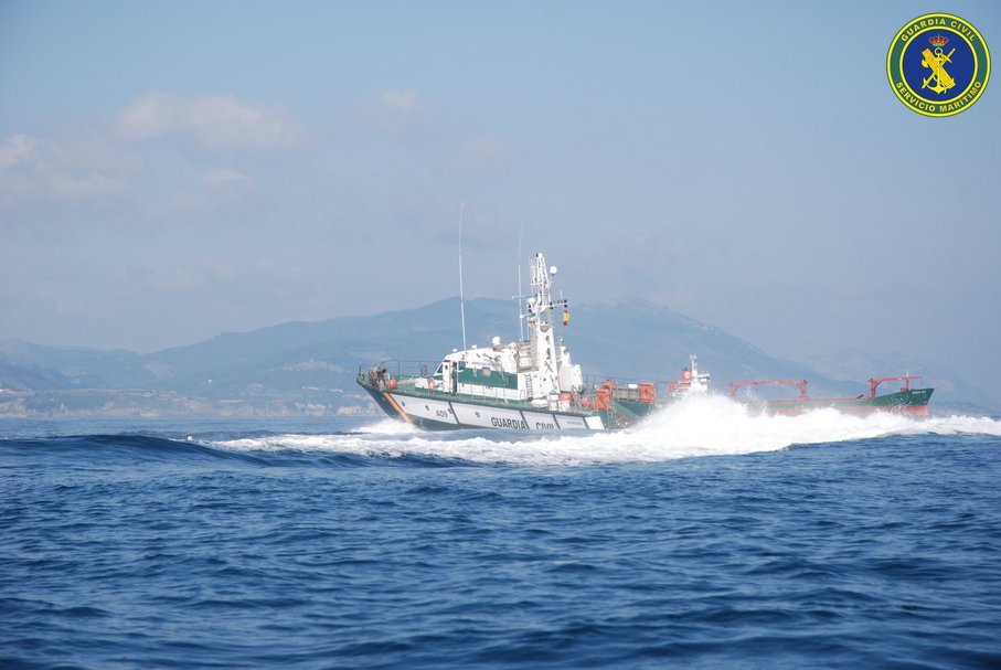 Patrullera del Servicio Marítimo de la Guardia Civil navegando a gran velocidad entre olas