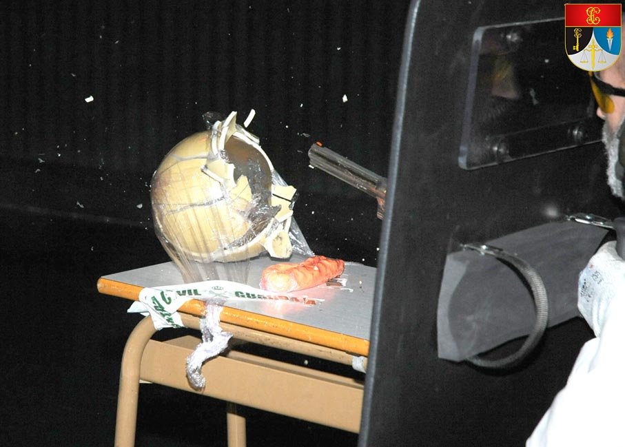 Prueba balística de disparo contra un casco en una galería de tiro del laboratorio de Criminalística