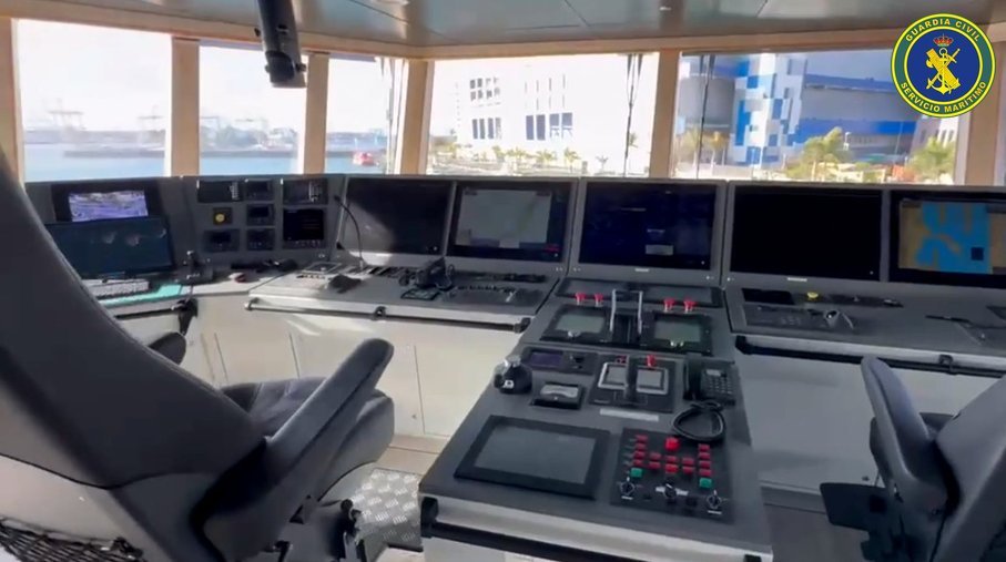 Puente de mando del buque oceánico Duque de Ahumada con sus consolas de navegación y control