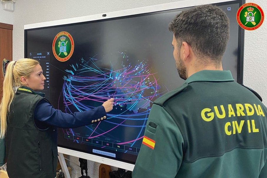 Agentes de la Guardia Civil analizando un mapa de ciberataques en una pantalla de la Unidad de Coordinación de Ciberseguridad